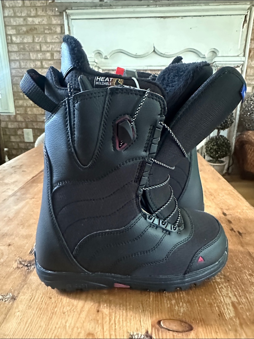 BURTON WOMEN'S MINT BLACK SNOWBOARDING BOOTS HEAT MOLDABLE 7 NEW NO TAGS 7